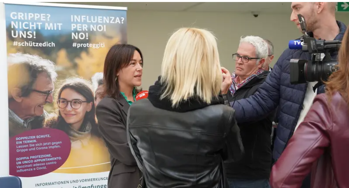 Silvia Spertini, geschäftsführende Direktorin des Dienstes für Hygiene und öffentliche Gesundheit: „Die Grippeschutzimpfung ist eine bewährte Maßnahme zum Schutz vor schweren Krankheitsverläufen. Die aktualisierte Coronaschutzimpfung ergänzt diese wirkungsvoll – insbesondere für ältere Menschen und chronisch Kranke.“
